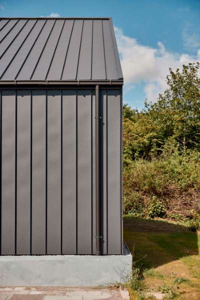 Erweiterung aus Stahl und Holz verschafft der Risskover Bibliothek zusätzlichen Raum „zum Ausleihen“, Risskover Bibliothek - Fortebakken 1, 8240 Risskov, Dänemark